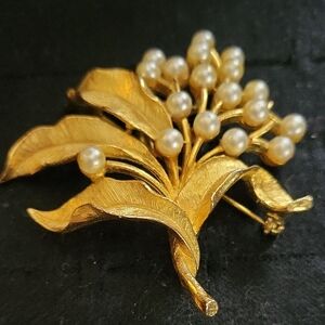 Source Unknown Golden Floral Pearl Brooch